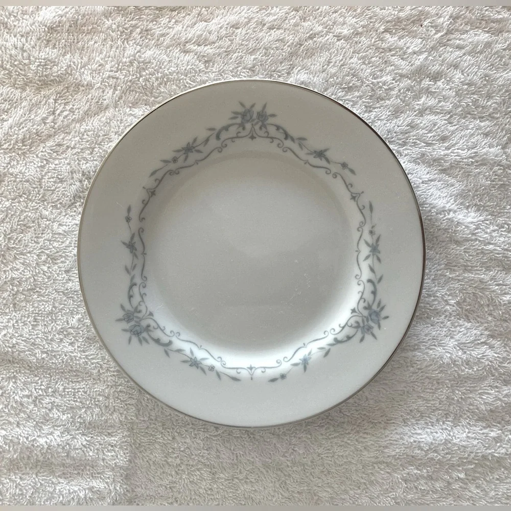 Mikasa Chadsworth White Bone China Seven Piece Place Setting